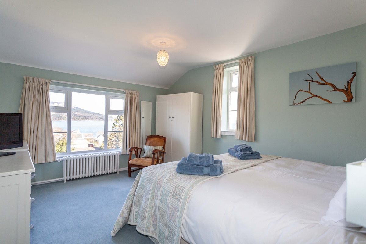 床1 -超大双人床，配备Hypnos床垫，可欣赏Goatfell和Brodick Bay的美景、大衣柜和抽屉-电视