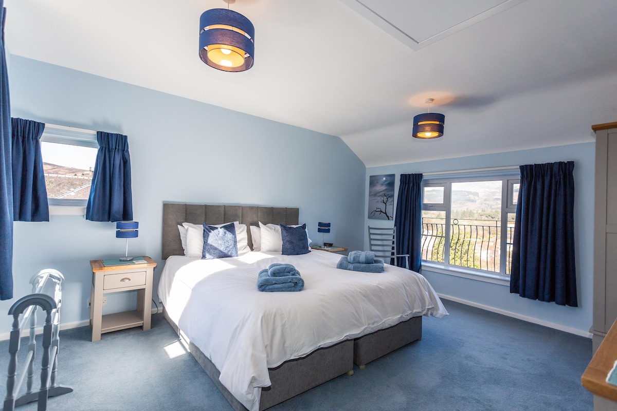 3号床-配备Hypnos床垫的超级加大双人床。床可分为两张全尺寸单人床。衣柜和抽屉柜。正面、侧面和背面的视图