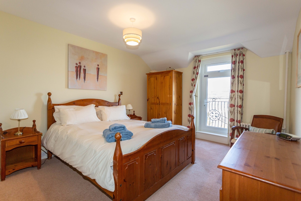 2号床-加大双人床，可通往阳台-可欣赏前面的美景。衣柜和梳妆台