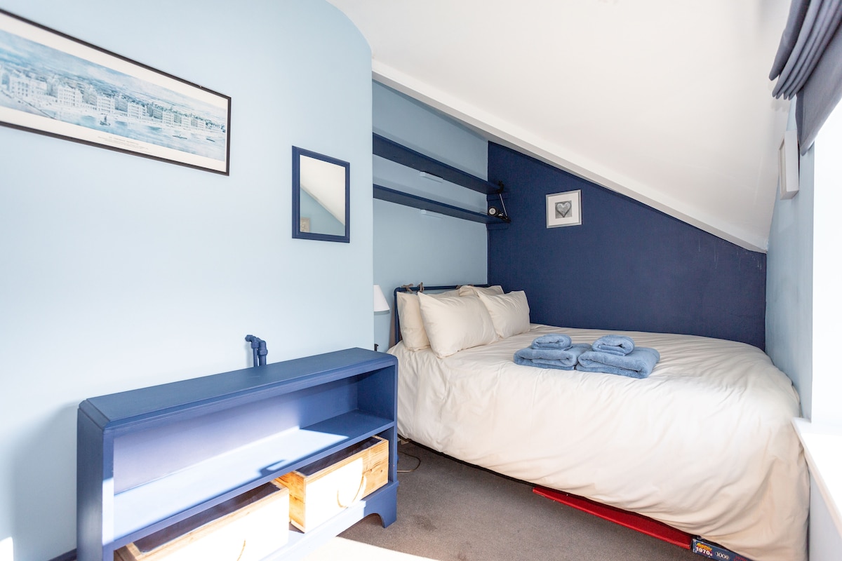 4号床-加大双人床（仅可使用一侧）可欣赏到花园的美景。衣柜和带篮子的架子。