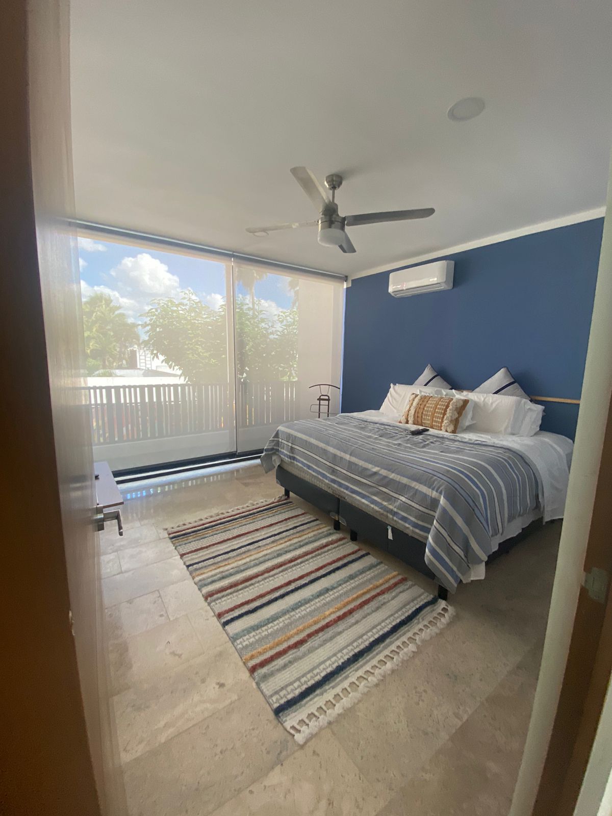 De grote slaapkamer heeft een kingsize bed en een 50inch smart-tv. 

Het heeft een inloopkast en een complete badkamer. 

Vanuit het terras kunt u de muurschildering van het terras bewonderen. 