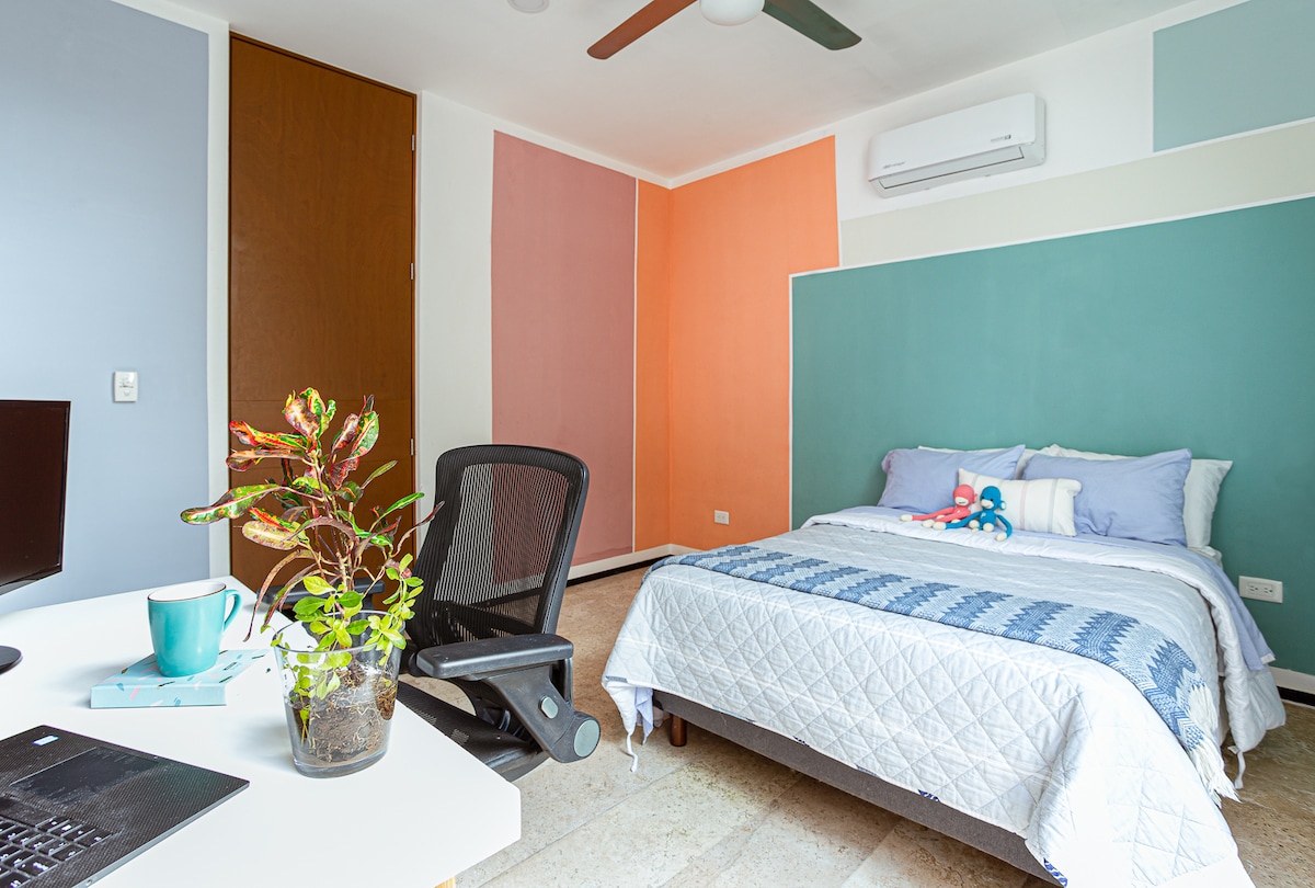 De 2e kamer heeft een tweepersoonsbed, een smart-tv en een bureau voor thuiskantoor. 
Complete badkamer en kleedkamer. 

De stoel en monitor maken ook deel uit van de kamer. 