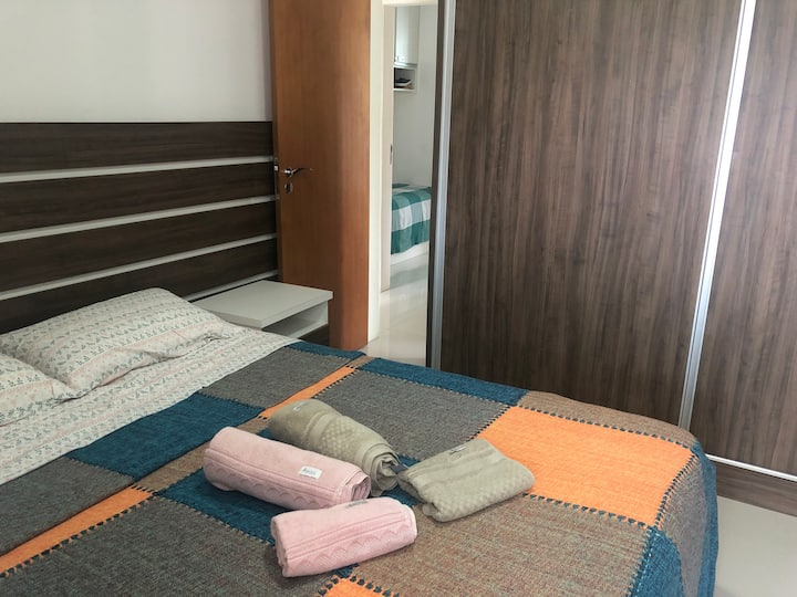 套房配备家具，位于MDF。衣柜尺寸合适。有奢华的床品，浴巾，高品质的床垫，还有公认的品牌。  