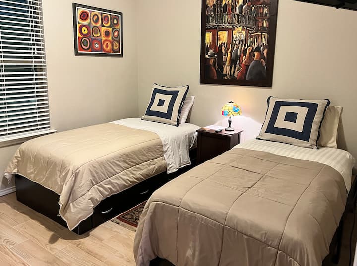 Dormitorio #2: con dos cómodas camas individuales y un televisor Roku.