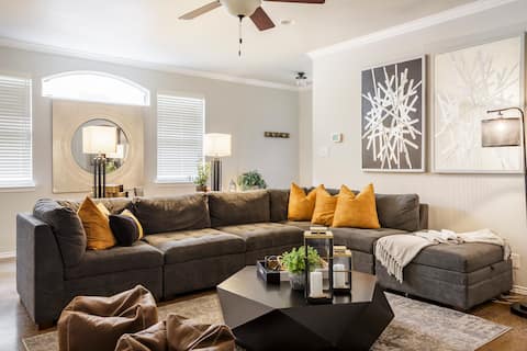 Top Airbnb: Luxury/Cozy Home 3BR/2BTH- Fully Premium Furnished in Huebner/Leon Creeks