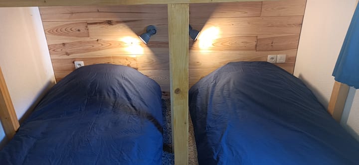 2 camas de 90*190 debajo de la altillo