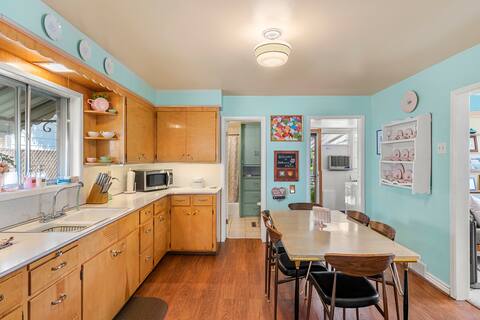 Hibiscus House- 2 BD Bungalow with vintage charm