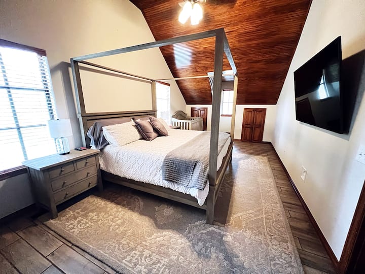 Cama tamaño king con cuna de tamaño completo. Ubicado en el segundo piso.