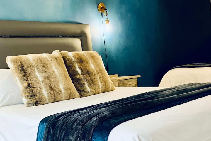 נוחות מפנקת: כל חדר שינה מעוטר בקפדנות ביוקרה, ומציע לכל זוג מקום מפלט מושלם.