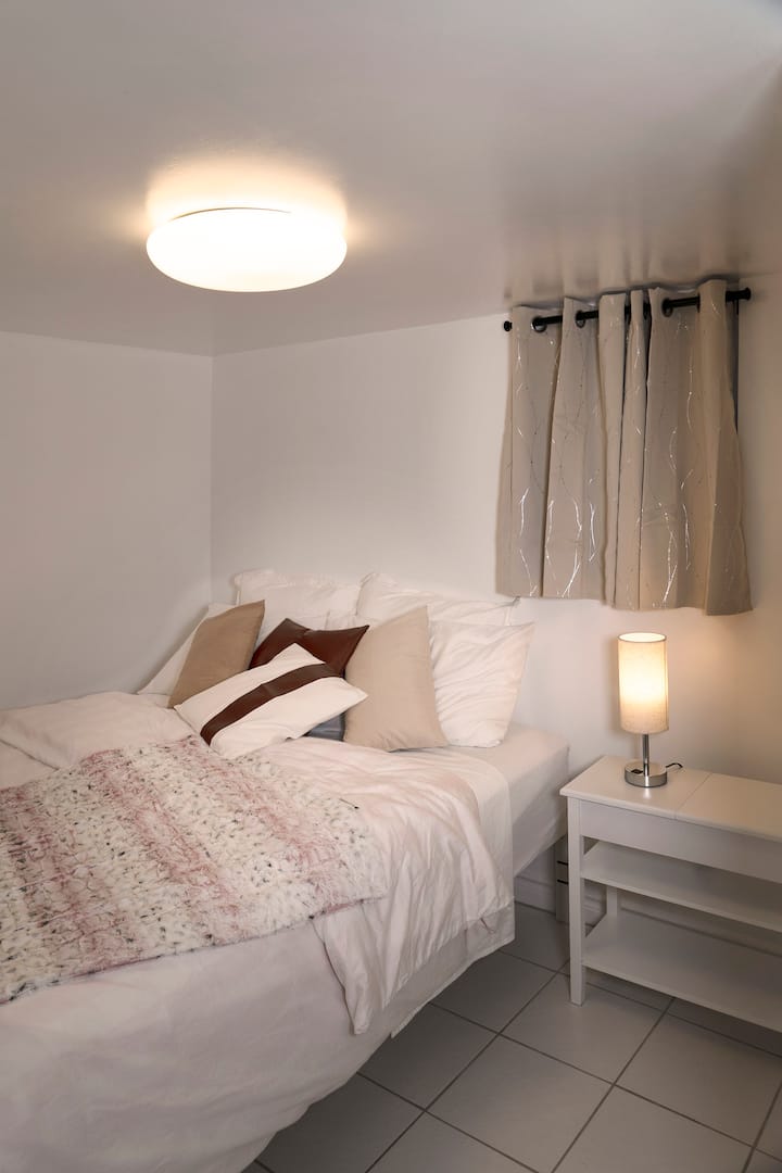 Decoración minimalista con iluminación suave Mesa auxiliar y lámpara de lectura