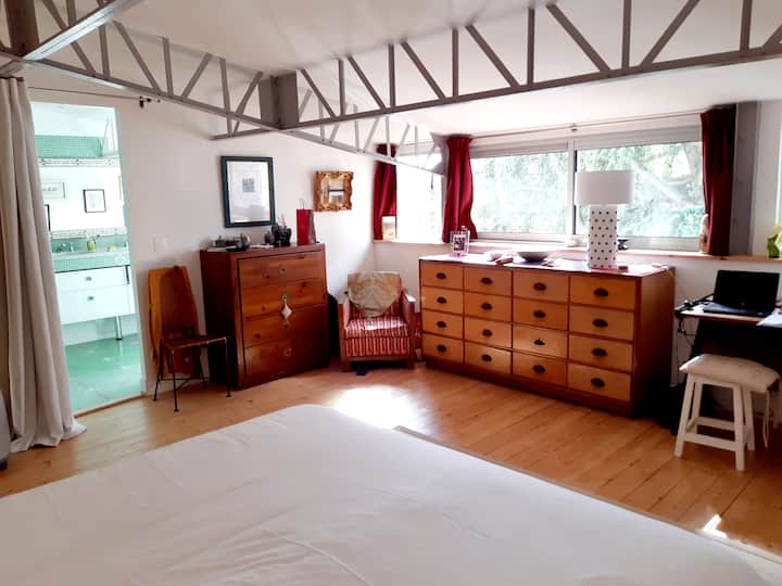 غرفة نوم 1 (25 مترًا مربعًا) بسرير مزدوج 180 وحمام خاص