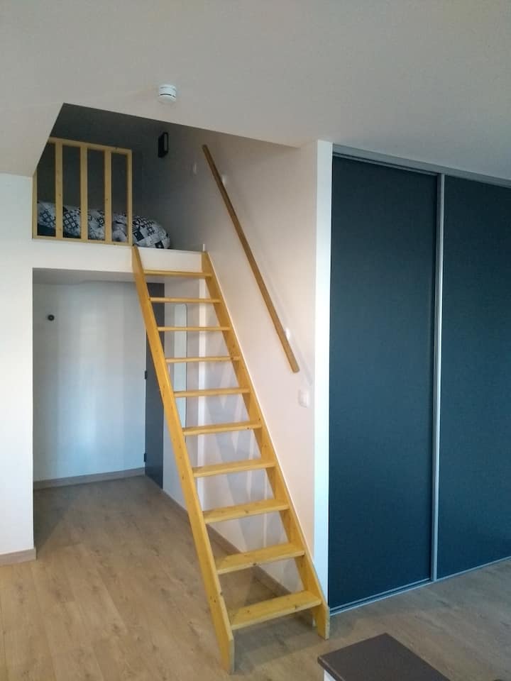acceso a la habitación y al armario del entrepiso