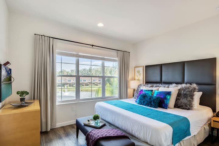 Bella camera da letto padronale con vista sul mare, ampio bagno interno e TV