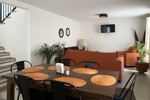 Top Airbnb: House on Paseo de la Presa with parking. in Guanajuato