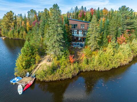 Luxurious lakefront home-6 BR-Hot tub-3 bathrooms