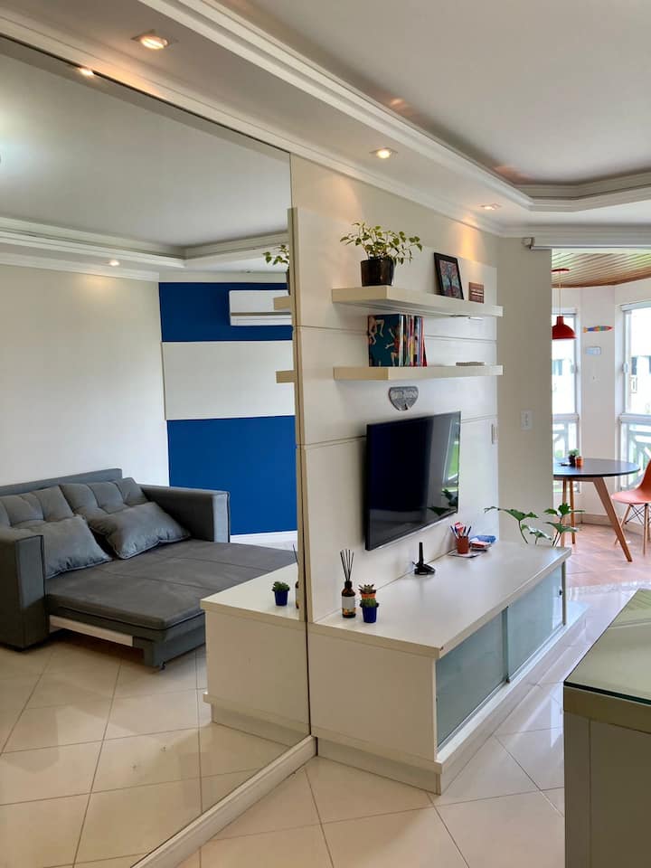 ห้องนั่งเล่นที่มีสีสันและอบอุ่นพร้อมเครื่องปรับอากาศ