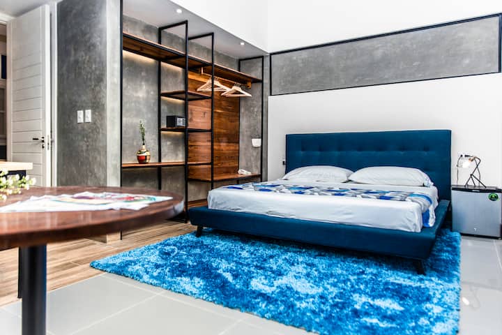 Hii ni ya kwanza kati ya maoni mengi kutoka kwa chumba. Unaweza kufurahia ukiwa kwenye kitanda cha King SIze kilicho na mito inayoweza kuvunjika. Baa ndogo inapatikana. 