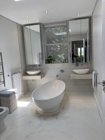 Modern & Secure, Four Bedroom Family Home gallery image 3