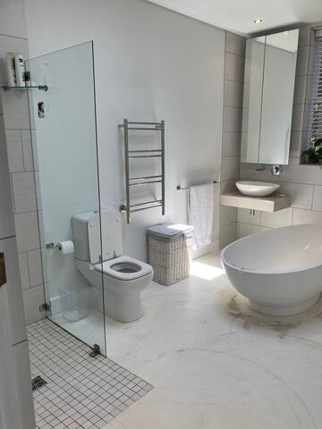 Modern & Secure, Four Bedroom Family Home gallery image 4