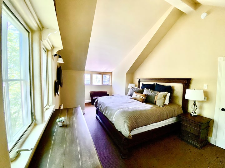 Upstairs master bedroom with kig size bed.