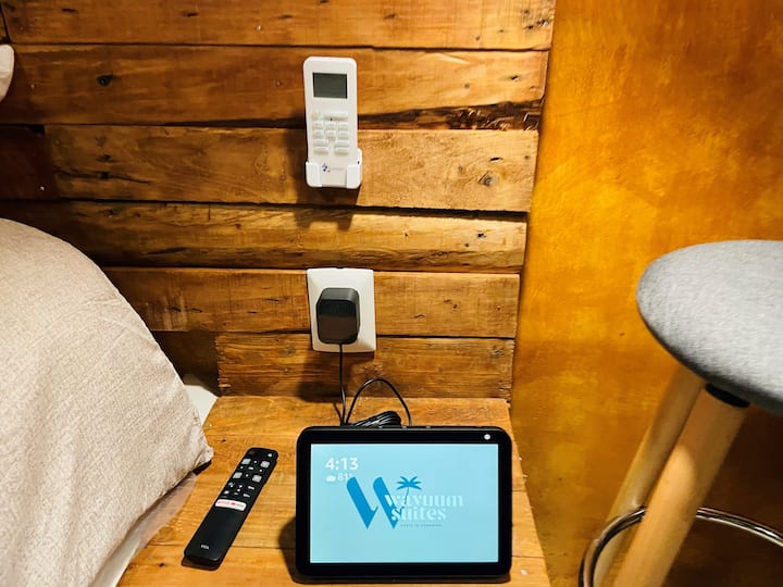 كل ما تحتاجه بجوار السرير مباشرة.