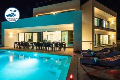 Brand new large Villa, Heatable Pool, 2 XL Jacuzzi