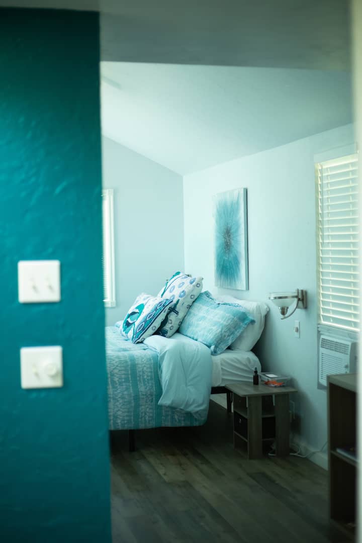 Bwana wetu ana kitanda cha starehe cha mfalme na staha ndogo ambayo inatazama staha kubwa na yadi ya nyuma.