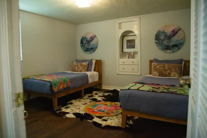 Chumba cha Wageni kina vitanda viwili pacha na godoro la kupuliza liko kwenye kabati la ukumbi ikiwa inahitajika.