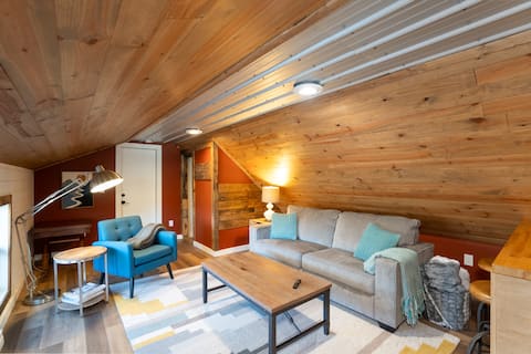Top Airbnb: Modern Comfort + Mountain Charm in Franklin