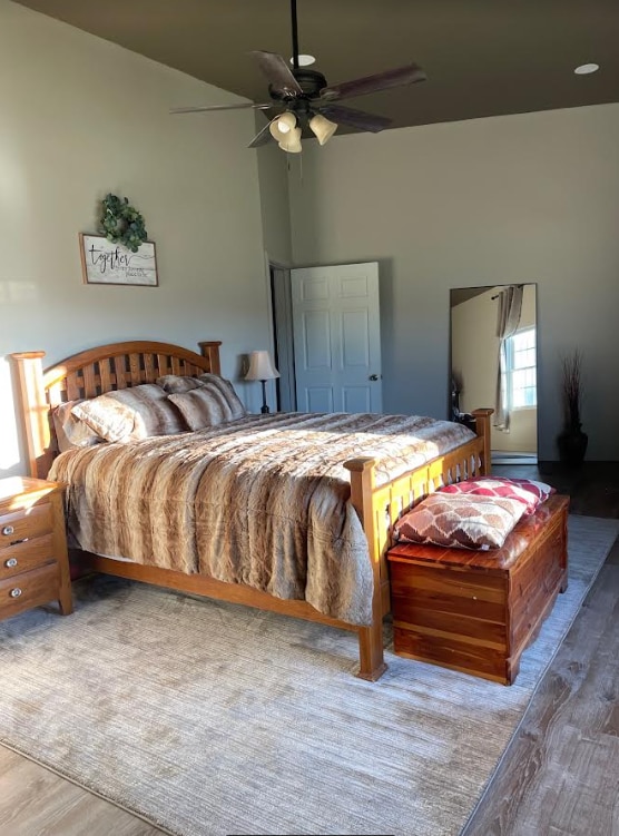 Hoofdslaapkamer met gewelfde plafonds