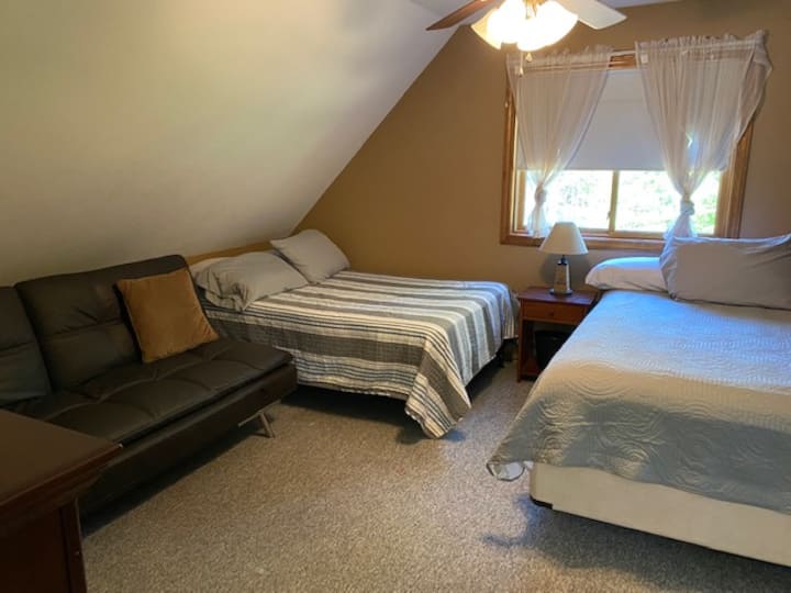 卧室二楼设有标准双人床、全尺寸床和带衣柜的日式沙发沙发 