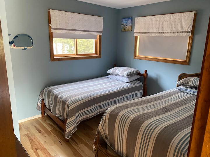 主楼层有两张单人床，配有办公室和衣柜 