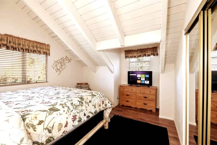 Camera da letto al piano superiore con letto matrimoniale grande, TV con Netflix/Disney+/YouTube TV (via cavo) e lampada da comodino con porte USB per una facile ricarica del telefono.