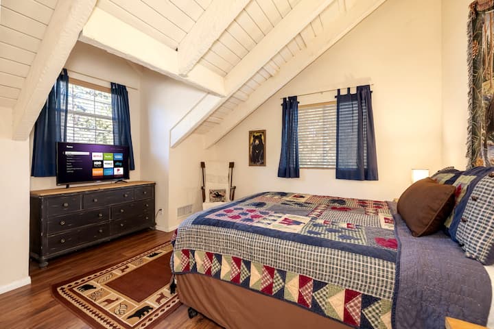 Camera da letto al piano superiore con letto matrimoniale, TV con Netflix/Disney+/YouTube TV (via cavo) e lampada da comodino con porte USB per una facile ricarica del telefono.