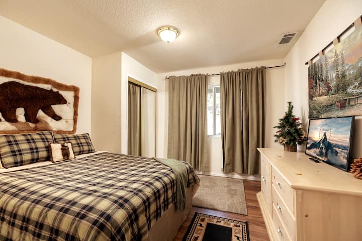 Camera da letto di medio livello con letto matrimoniale, TV con Netflix/Disney+/YouTube TV (via cavo) e lampada da comodino con porte USB per una facile ricarica del telefono.