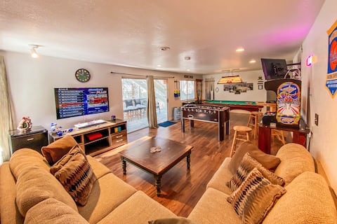 GameRm-HotTub-5Park-Fireplace-5BR-MoonOvertheRidge