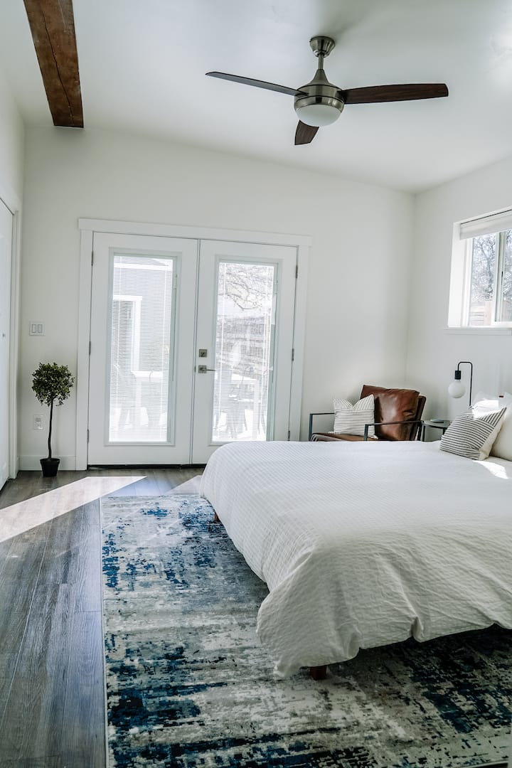 ห้องนอนใหญ่ขนาดใหญ่พร้อมที่นอนคิงไซส์และเครื่องนอนหรูหราพื้นที่นั่งเล่นและห้องน้ำส่วนตัว 