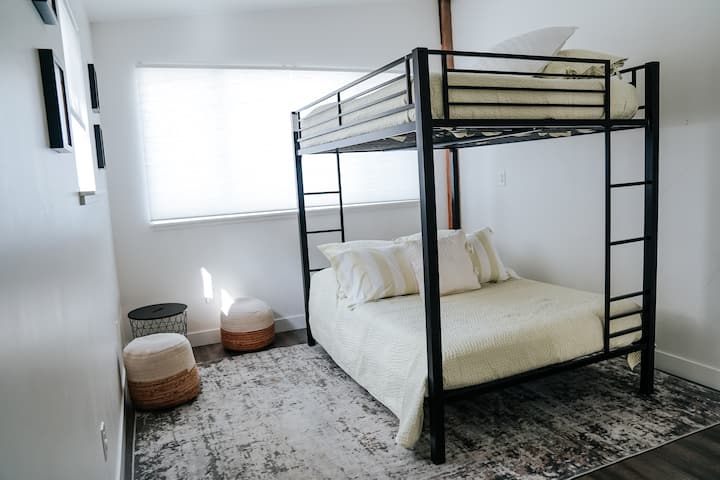 ห้องนอนที่ 3 สว่างสดใสพร้อมเตียงขนาดเต็มรูปแบบ 2 เตียง