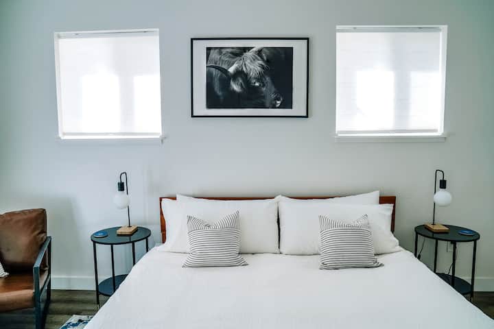 ห้องนอนใหญ่ขนาดใหญ่พร้อมที่นอนคิงไซส์และเครื่องนอนหรูหราพื้นที่นั่งเล่นและห้องน้ำส่วนตัว 