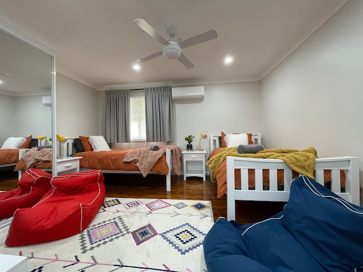 Chumba cha kulala cha tatu na vitanda 2 vya King moja, feni ya dari, kiyoyozi cha mzunguko wa nyuma, kabati la ndani, na runinga. 