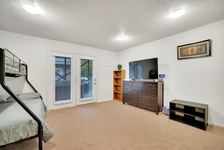 Dhomë gjumi e madhe në katin e poshtëm