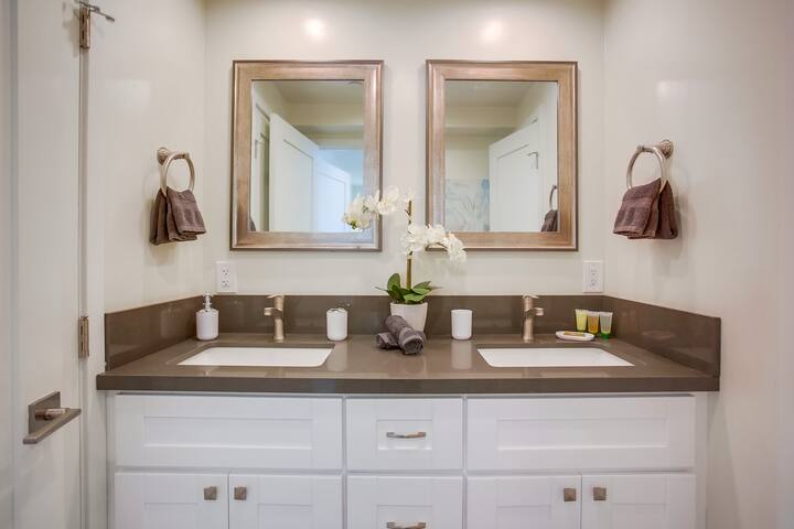 Rooftop with water view – Sleeps 10 gallery image 2