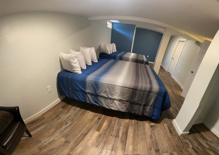 Chumba cha Malkia mara mbili katika ngazi ya chini. 