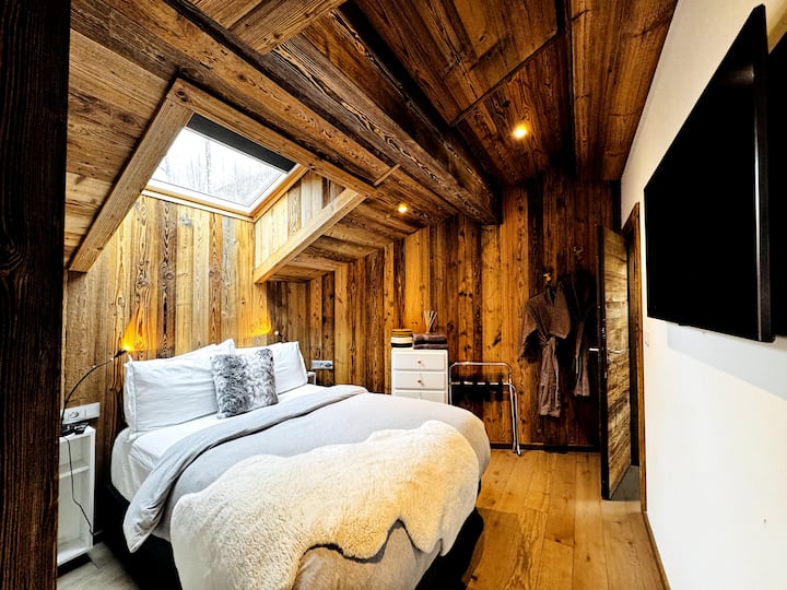 Спалня 4, самостоятелна баня.