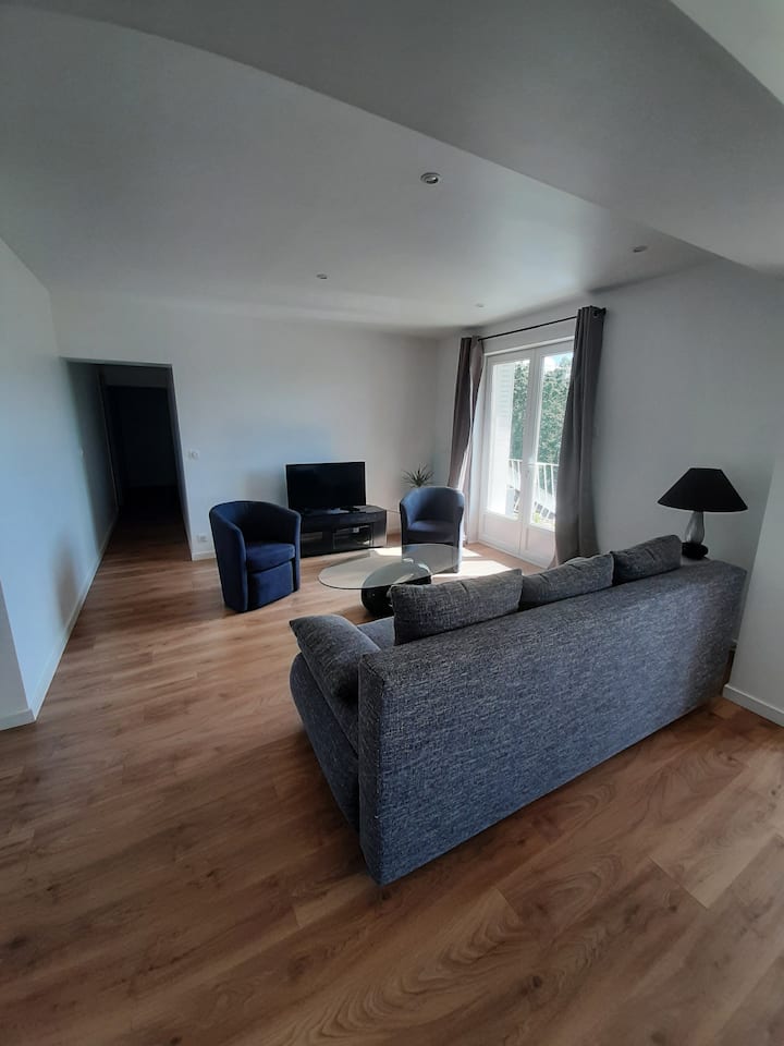 Grand Appartement Avec Vue Imprenable Et Balcon - Montbard