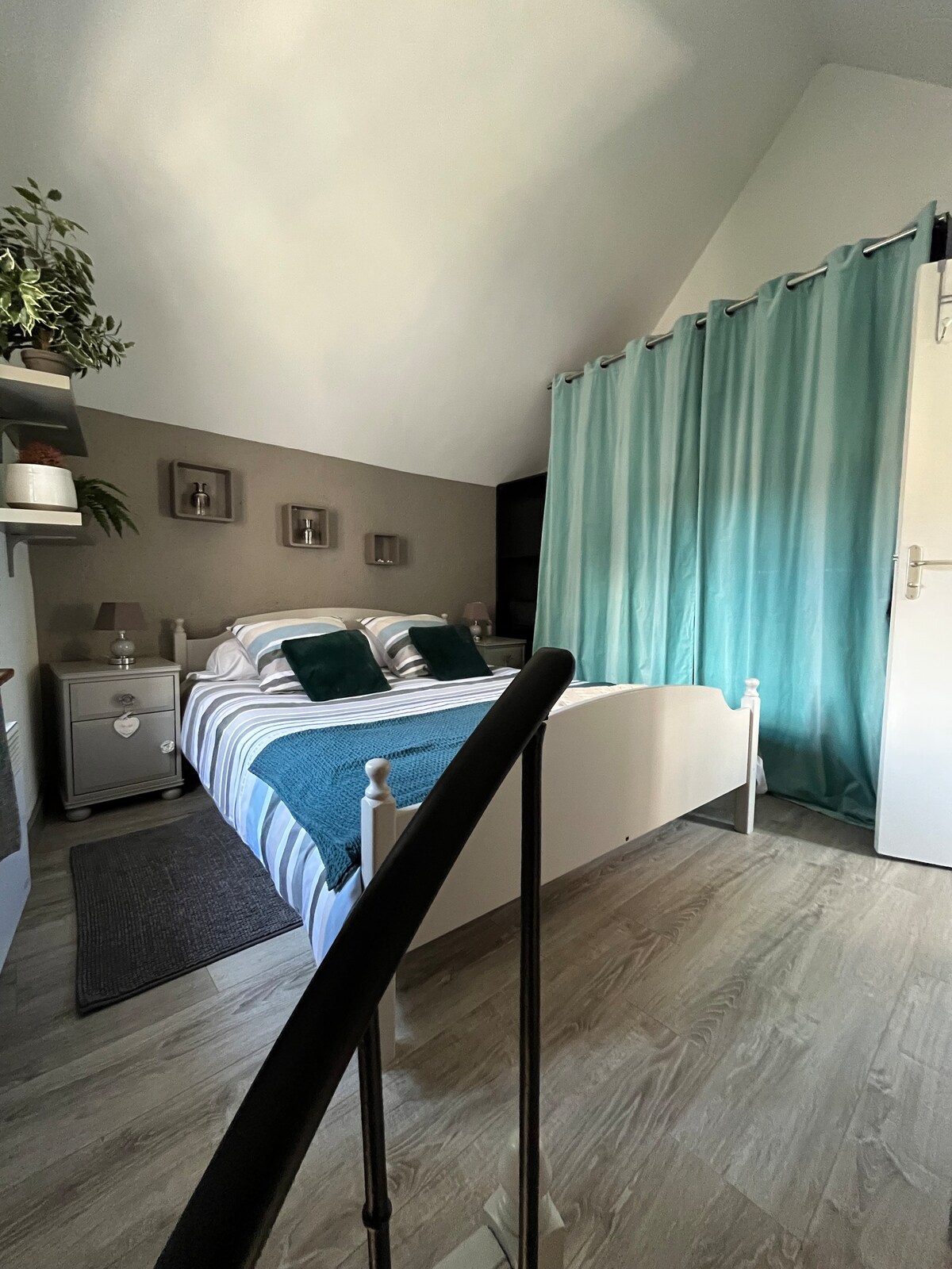 楼上有160张床的睡眠区