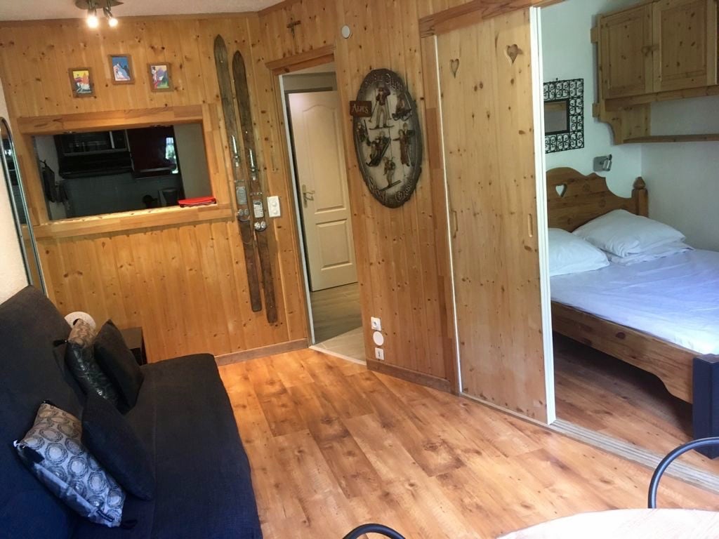 Spálňa otvorený plán obývacej izby 