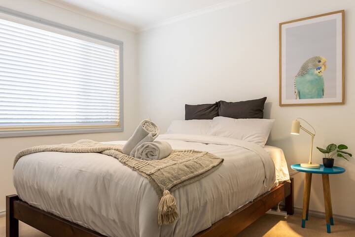 Chumba cha kulala cha pili - kitanda cha upana wa futi tano 