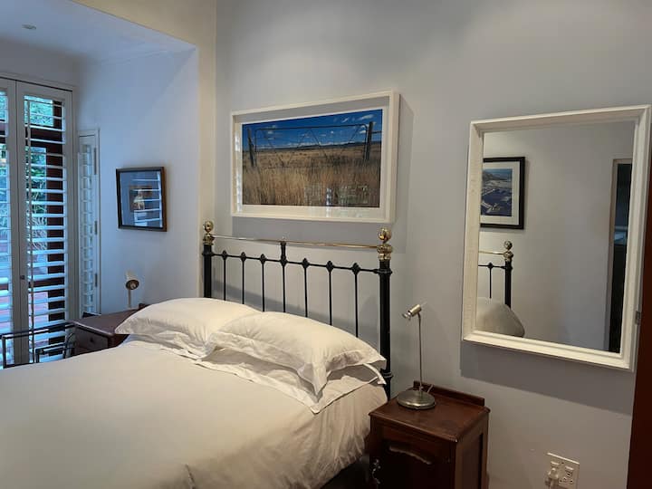 Ძირითადი საძინებელი, რომელიც აღჭურვილია 