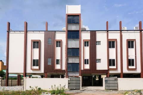 2BHK WITH CAR PARKING, A/C,SMART TV,FREE WIFI